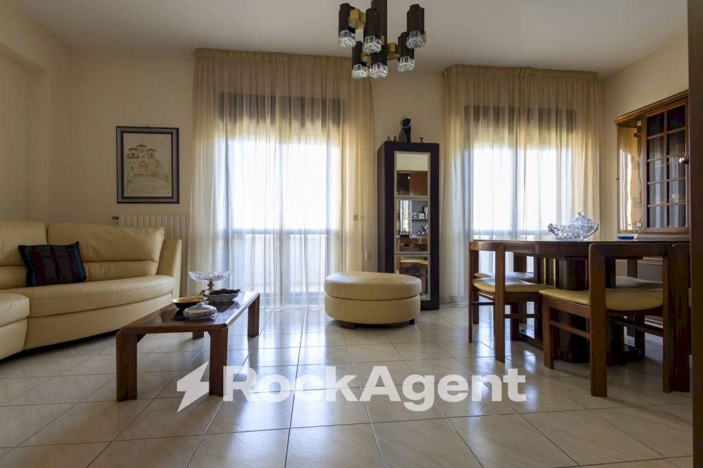 Salone - Quadrilocale viale Barlaam da Seminara, 36, Catanzaro - foto 3