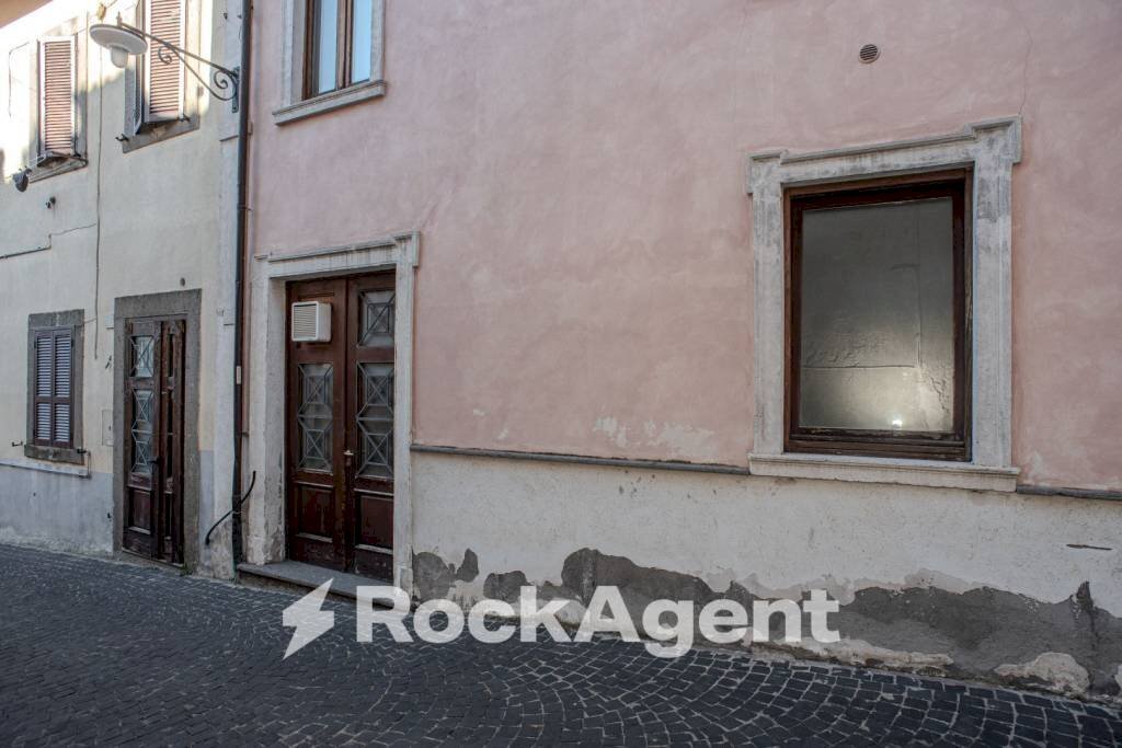 Facciata - Shop via Del Macello, 30, Viterbo - photo 2