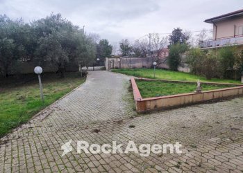 Cortile interno - Villa via G. D'Annunzio, 4, Catignano - foto 7