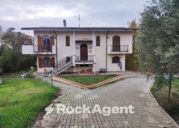 Facciata - Villa via G. D'Annunzio, 4, Catignano - foto 29