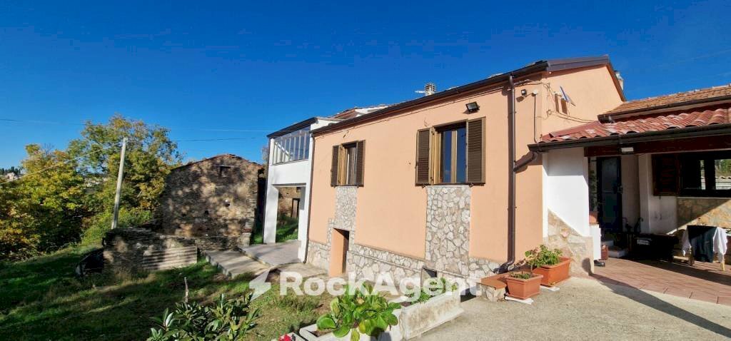 Facciata - Villa via Palmente, 42, Rogliano - foto 2