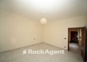 Camera da letto - Trilocale via San Quirico, 109, Genova (zona Bolzaneto) - foto 12