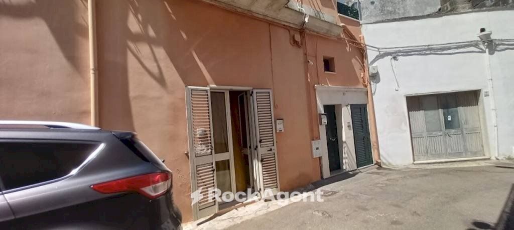 Cortile interno - Casa indipendente via Giacosa, 24, Cutrofiano - foto 2