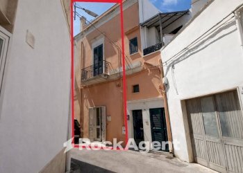 Facciata - Casa indipendente via Giacosa, 24, Cutrofiano - foto 1