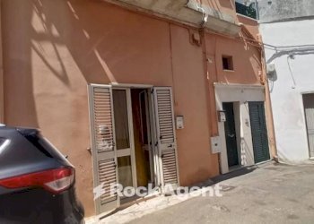 Cortile interno - Casa indipendente via Giacosa, 24, Cutrofiano - foto 2