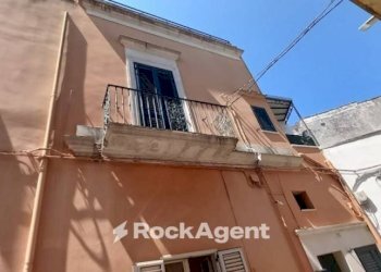 Facciata - Casa indipendente via Giacosa, 24, Cutrofiano - foto 3