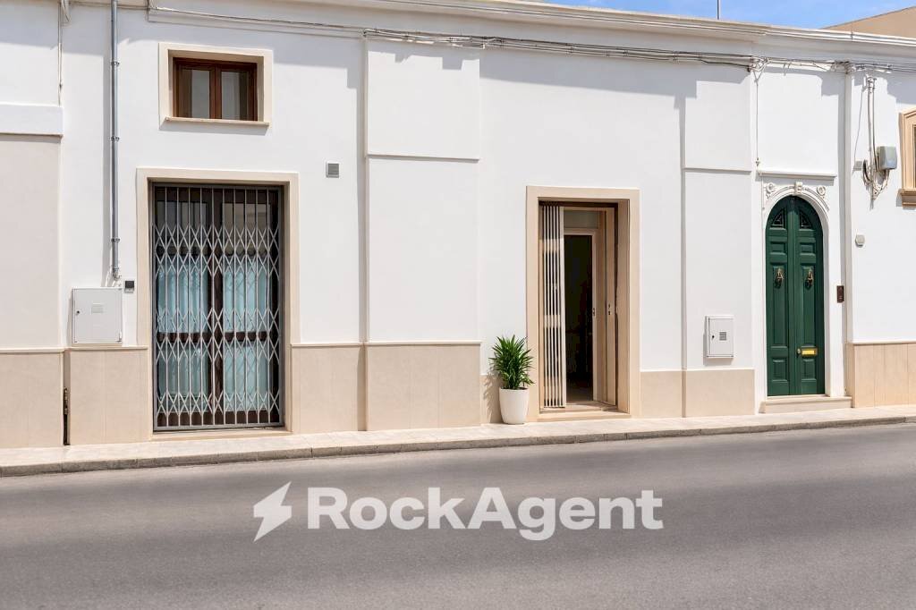 Facciata - Negozio via Cesare Battisti, 12, Carmiano - foto 1