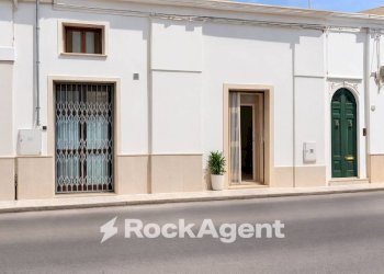 Facciata - Negozio via Cesare Battisti, 12, Carmiano - foto 1