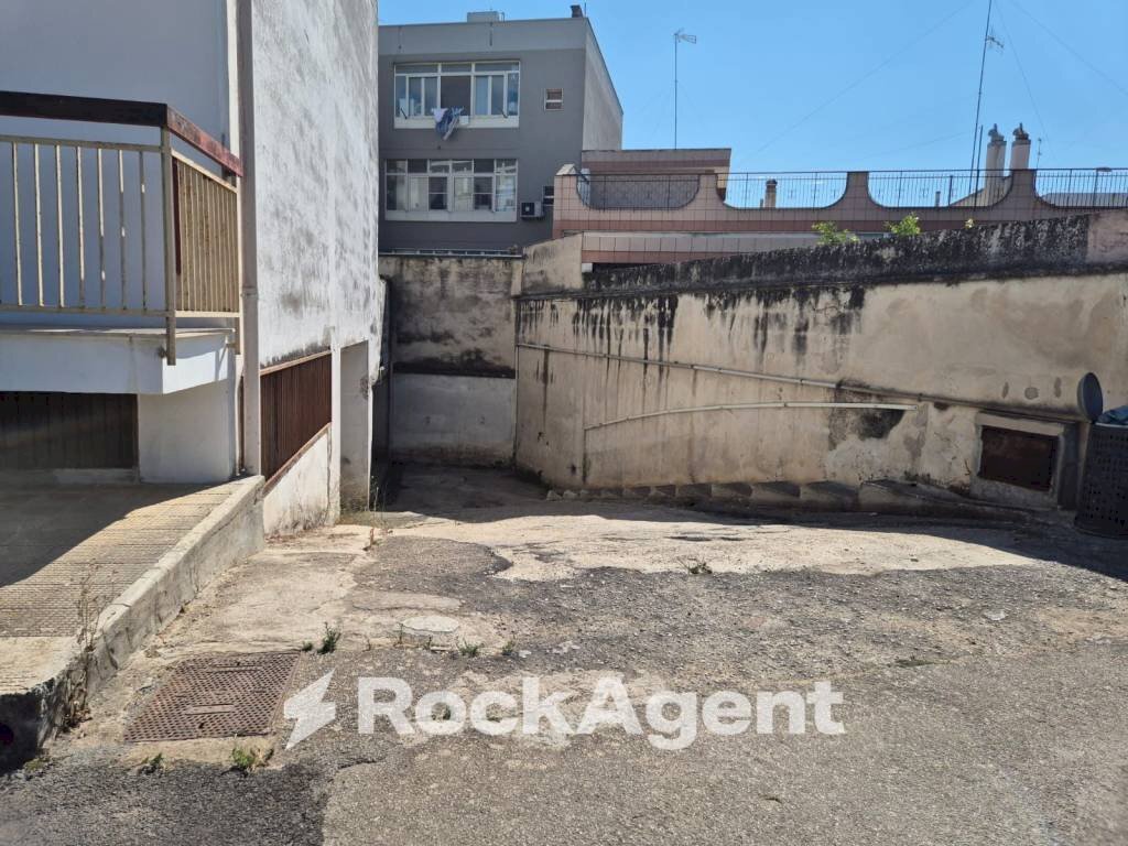 Cortile interno - Magazzino via Mentana, Bitonto - foto 2