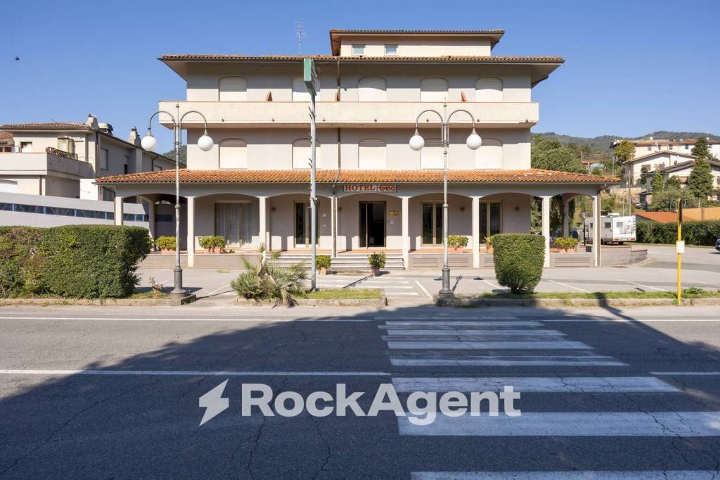 Facciata - Hotel via per Camaiore, 33, Pescaglia - foto 1