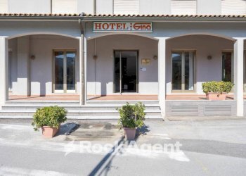 Facciata - Hotel via per Camaiore, 33, Pescaglia - foto 14