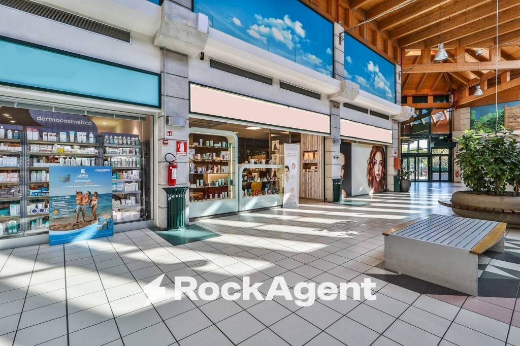 Interno non residenziale - Negozio via Amilcare Ponchielli, 23, Bologna (zona Savena) - foto 2