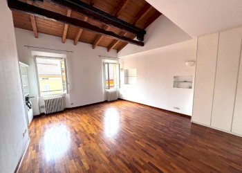 soggiorno - Trilocale via Rialto, Bologna (zona Centro Storico) - foto 6