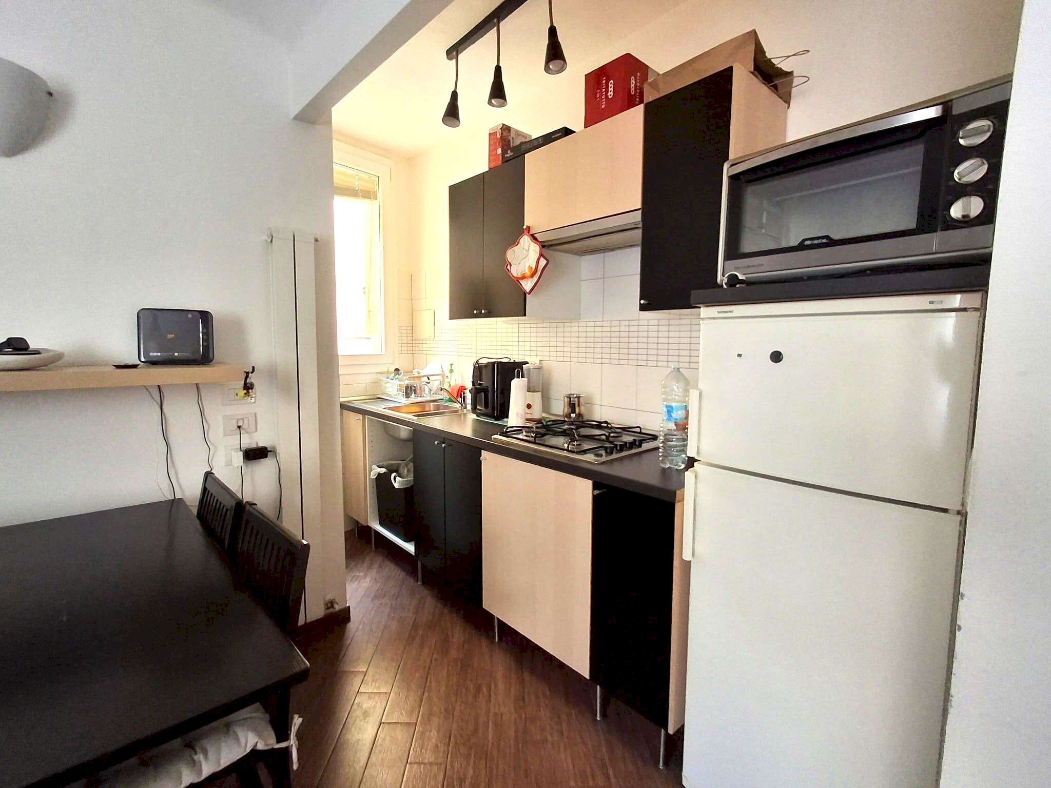 soggiorno con cucina - Bilocale via Cartoleria, Bologna (zona Centro Storico) - foto 3