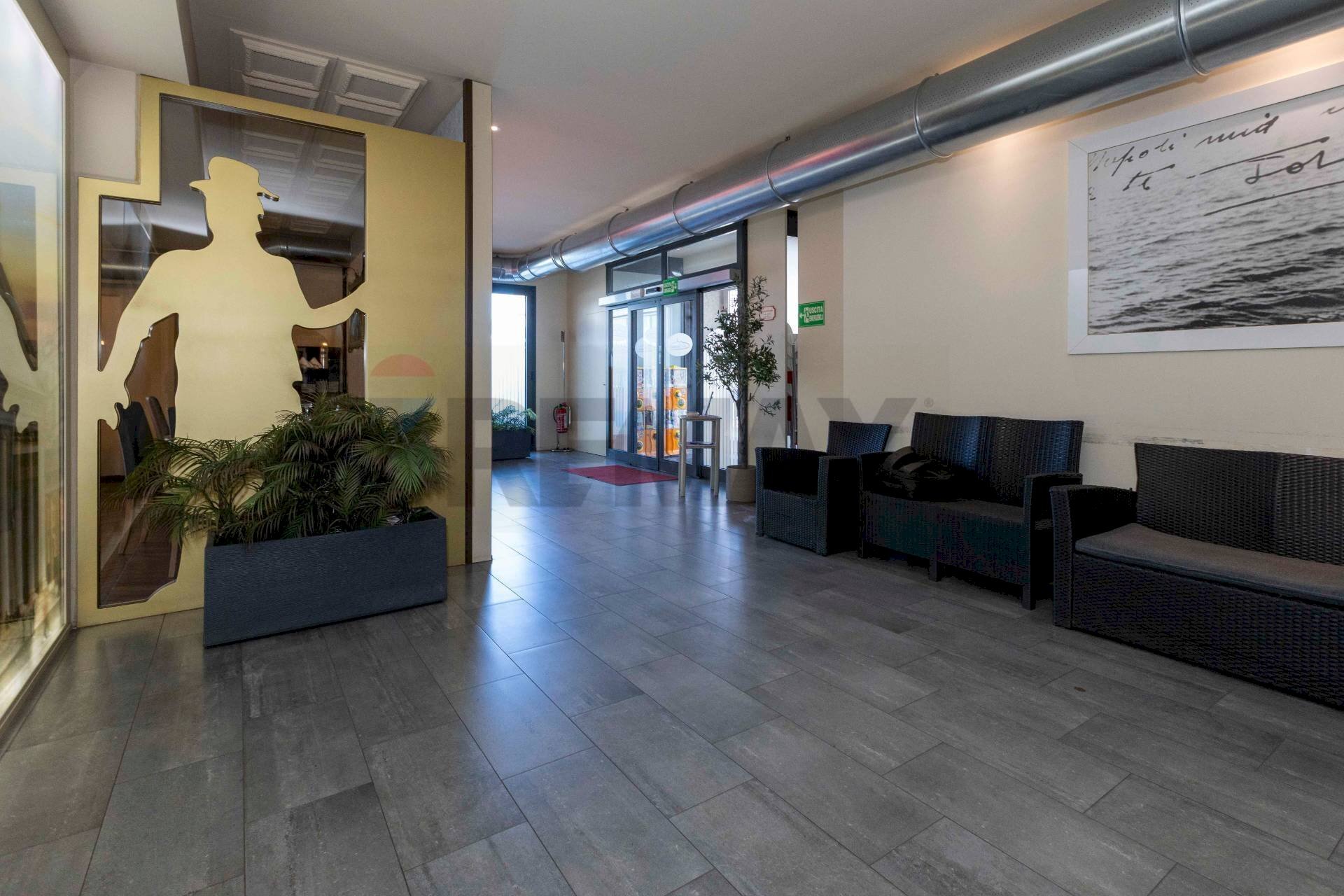 Ricezione / Lobby - Commercial Premises via Leone Tolstoj
79, San Giuliano Milanese - photo 2