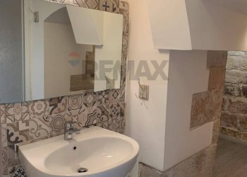 Bagno piano terra - Casa indipendente VICO GABRIELE MOROLA
 
42-44, Trani - foto 33