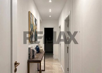 Hall / corridoio - Three-room apartment VIA CECOSLOVACCHIA
 
7, Trani - photo 3