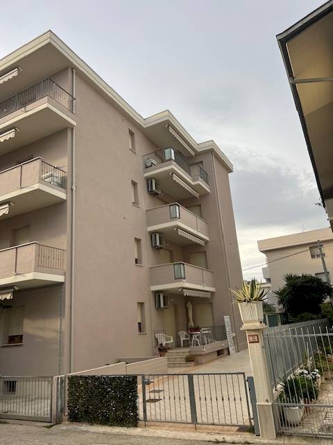 Foto 2 - Trilocale via calabria
 
14/16/18, Alba Adriatica - foto 2