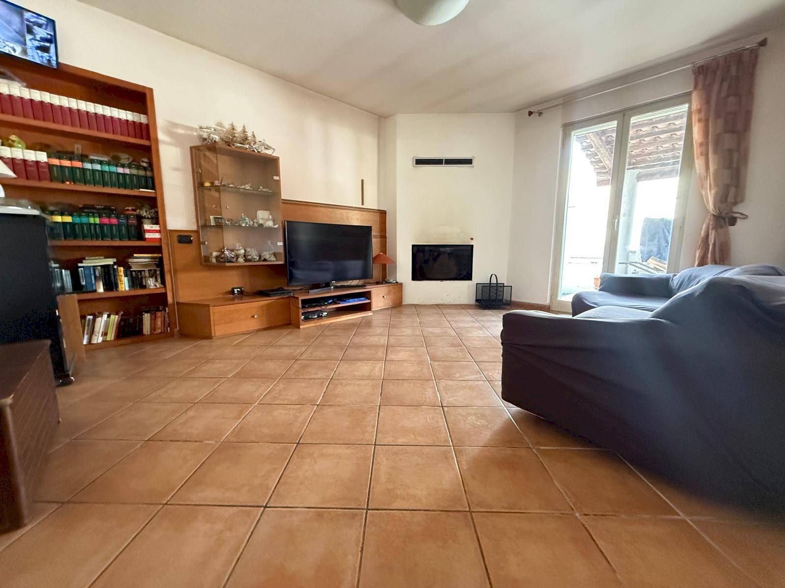 Foto 2 - Casa indipendente Traversa Privata di Via Michele Fiorillo
6, Caserta - foto 2