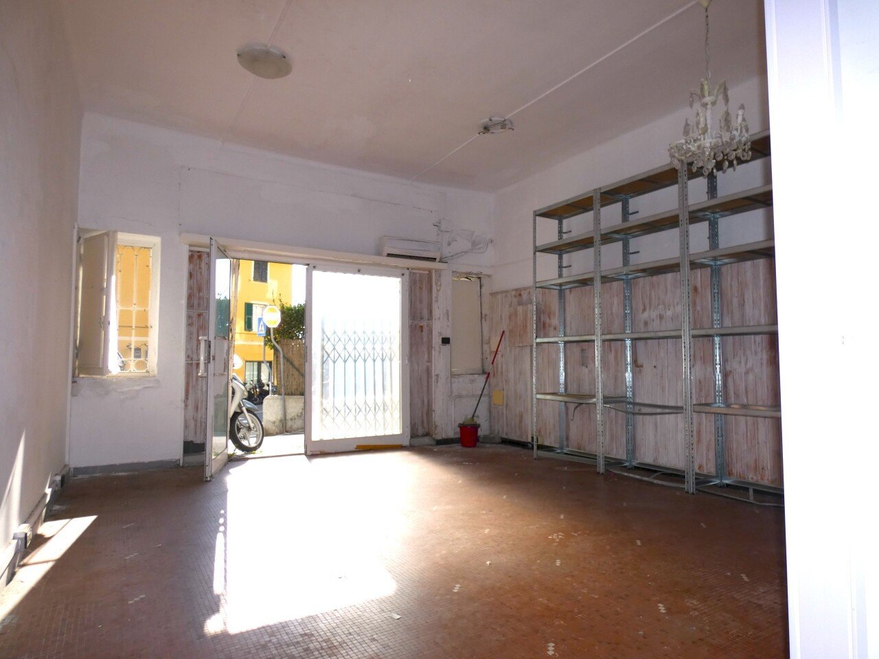 locale - Commercial Premises Via Murcarolo 5r, Genova (neighborhood Foce) - photo 3