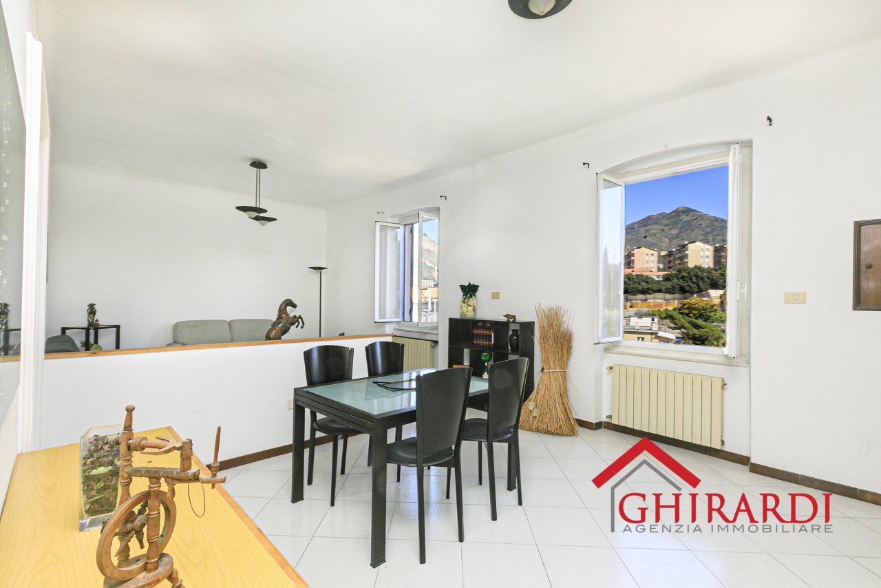 1.3 soggiorno .jpg - Appartamento Via P. D.da Bissone 4, Genova (zona Sestri Ponente) - foto 1