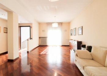 Three-room apartment Via L. Cadorna, Cormano - photo 1