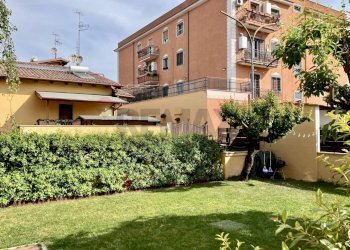 Giardino - Trilocale Via Giuseppe Lombardo Radice
 
19, Roma - foto 41