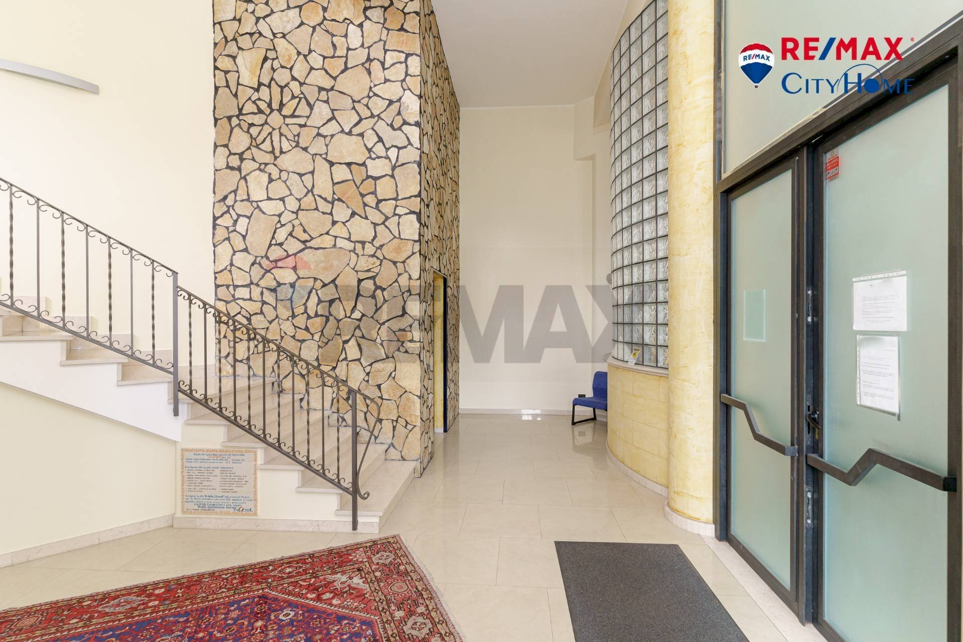 Ricezione / Lobby - Stabile - Palazzo sp 116, Aci Sant'Antonio - foto 1