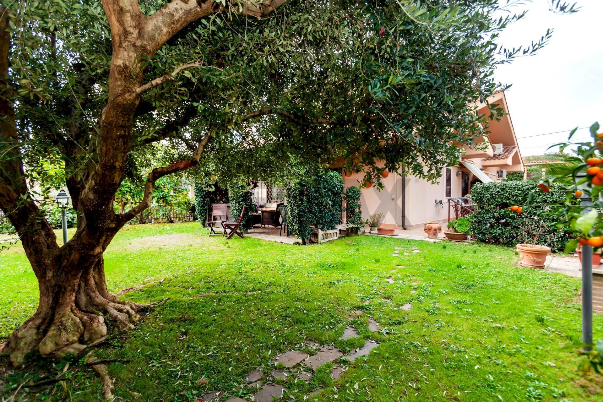 Giardino - Casa semi indipendente via Oricola
6C, Guidonia Montecelio - foto 2