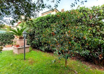 Giardino - Casa semi indipendente via Oricola
 
6C, Guidonia Montecelio - foto 10