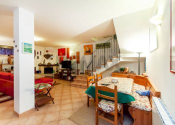 Sala da pranzo - Casa semi indipendente via Oricola
 
6C, Guidonia Montecelio - foto 25