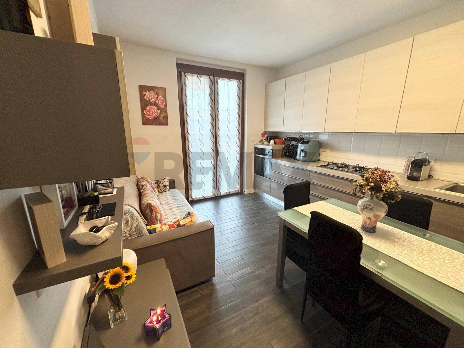 Soggiorno con cucina a vista - Bilocale Via Magrera
 
42, Roncaro - foto 3