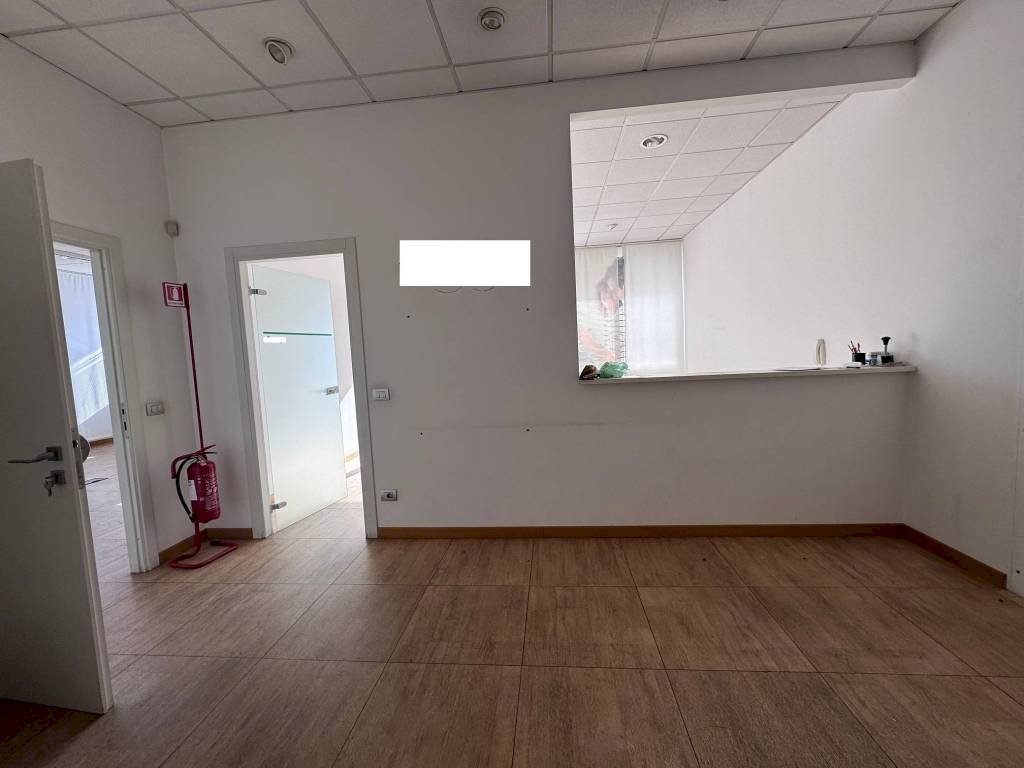 Interno non residenziale - Office via Novara, Borgomanero - photo 1