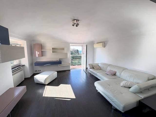 Salone - Trilocale via Roberto Sarfatti, 6, Genova (zona Nervi) - foto 1