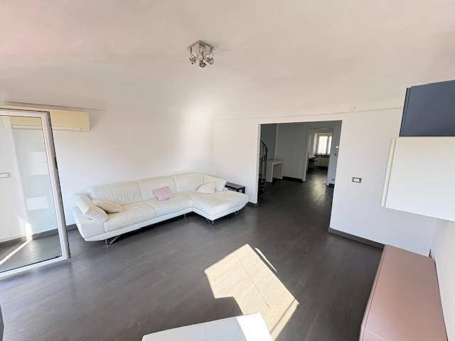 Salone - Trilocale via Roberto Sarfatti, 6, Genova (zona Nervi) - foto 3