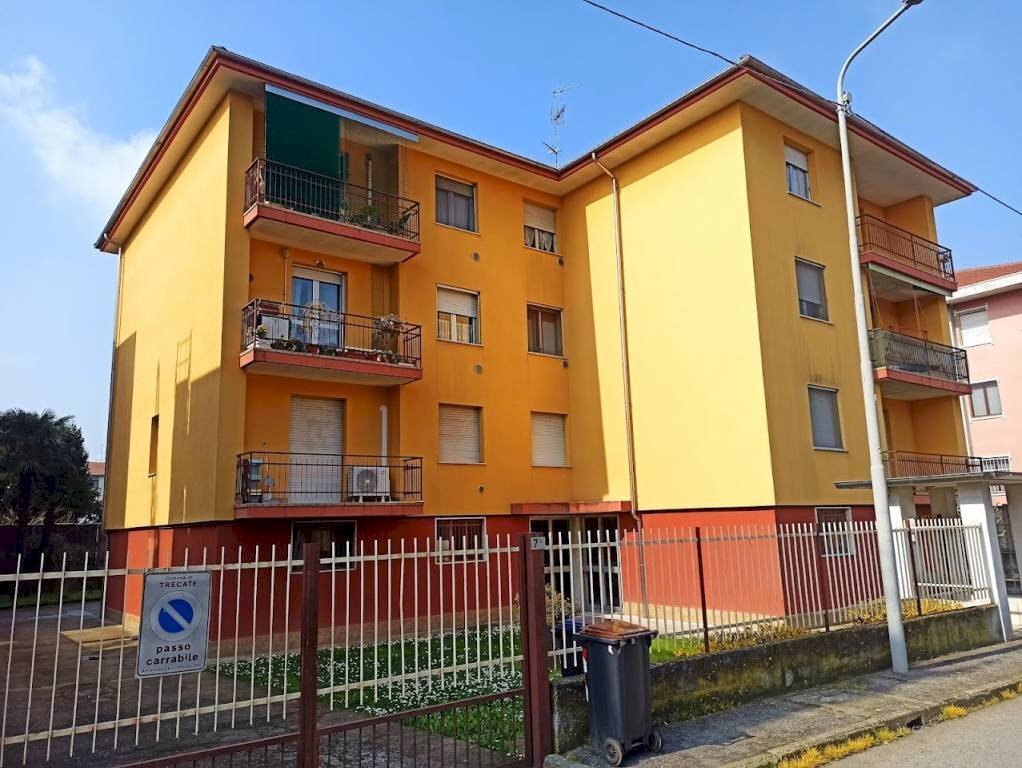 Facciata - Bilocale via Raffaello Sanzio, 9, Trecate - foto 1