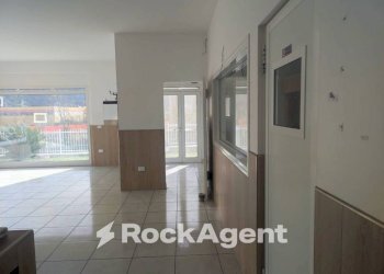 Interno palazzo - Negozio via del Villino, Alanno - foto 10