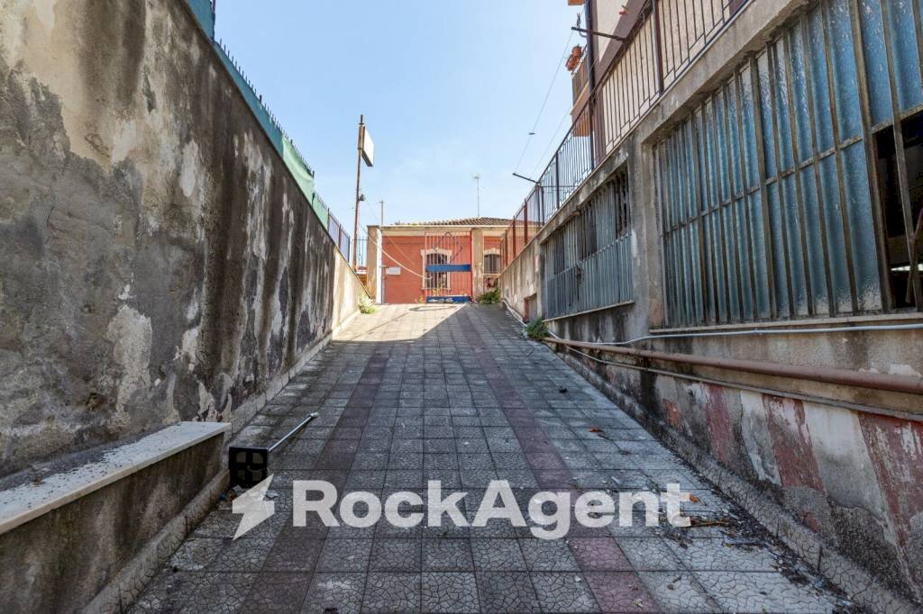 Cortile interno - Garage - Autosilos - Parking via Pietro Maroncelli, 2-6, Catania - photo 3