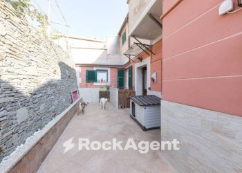 Cortile interno - Trilocale via Campenave, 76, Genova (zona Voltri) - foto 17