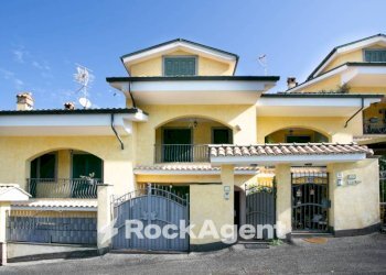 Facciata - Villa a Schiera via Tito Livio, Guidonia Montecelio - foto 1