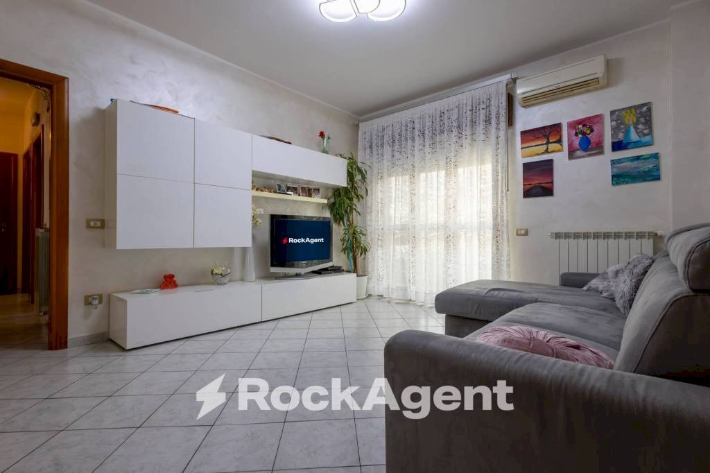 Salone - Quadrilocale via Alessi di Turio, 8, Catanzaro - foto 3