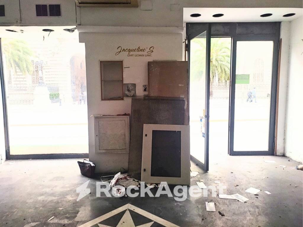 Interno non residenziale - Negozio via Nazionale, 182, Roma (zona Centro Storico) - foto 3