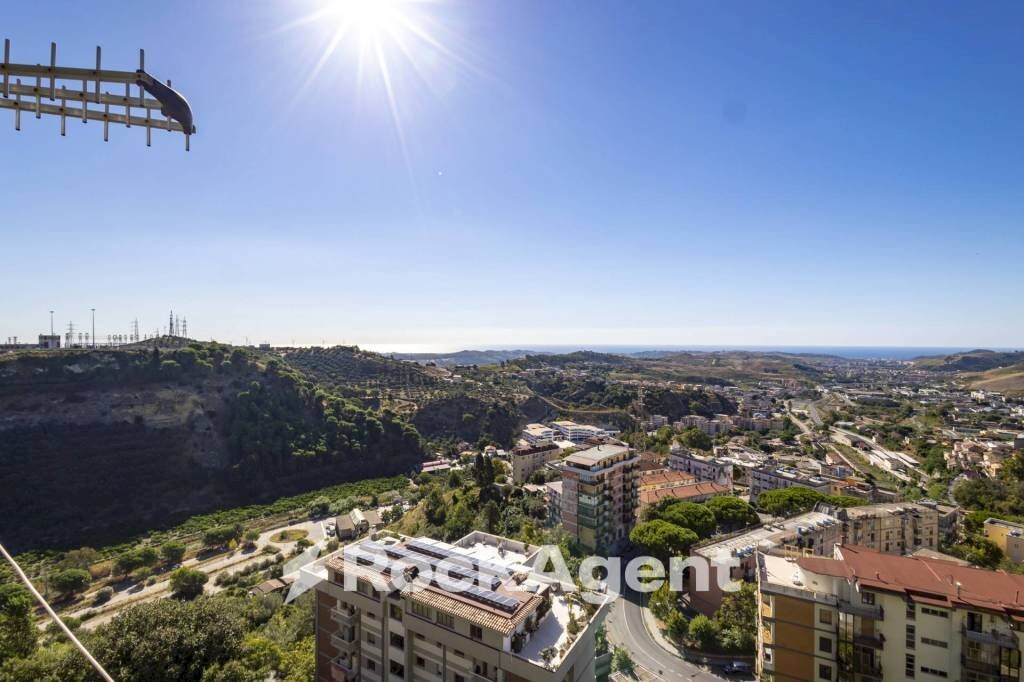 Vista - Quadrilocale via Francesco Cilea, 25, Catanzaro - foto 2