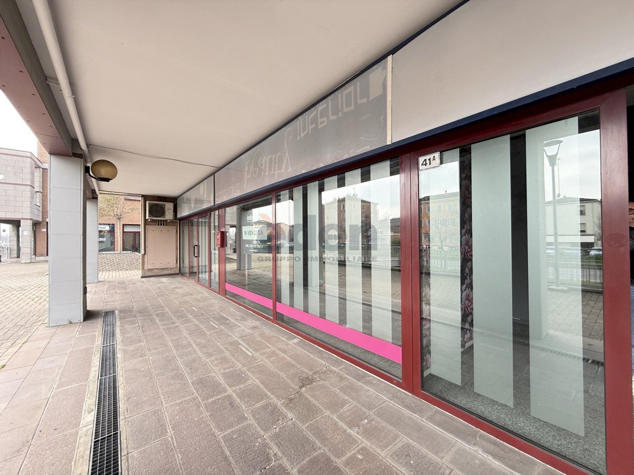 vetrina - Locale Commerciale Via Carlo Zucchi 41, Modena (zona Circoscrizione 1) - foto 1