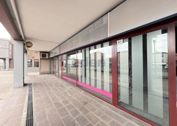 vetrina - Locale Commerciale Via Carlo Zucchi 41, Modena (zona Circoscrizione 1) - foto 1