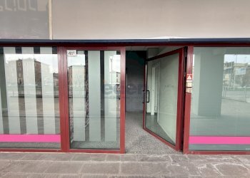 ingresso - Locale Commerciale Via Carlo Zucchi 41, Modena (zona Circoscrizione 1) - foto 3