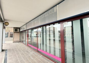 facciata - Locale Commerciale Via Carlo Zucchi 41, Modena (zona Circoscrizione 1) - foto 17