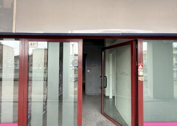 ingresso - Locale Commerciale Via Carlo Zucchi 41, Modena (zona Circoscrizione 1) - foto 18