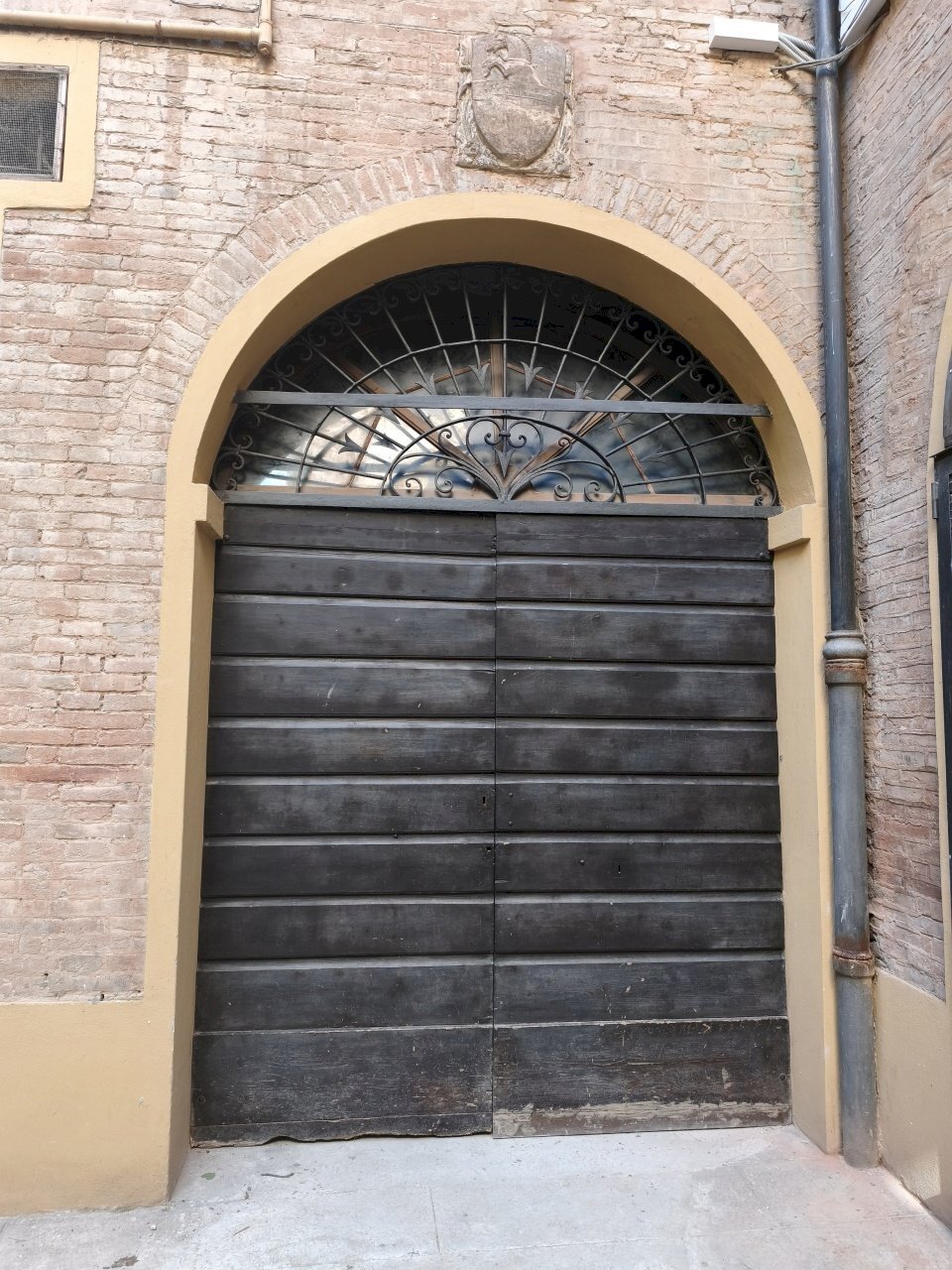 dettagli Portone.jpg - Box Via Mascherella 21, Modena (zona Circoscrizione 1) - foto 1