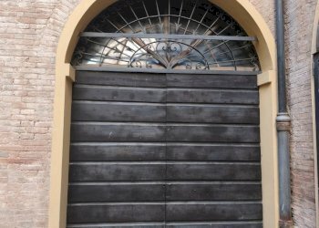 dettagli Portone.jpg - Box Via Mascherella 21, Modena (zona Circoscrizione 1) - foto 1